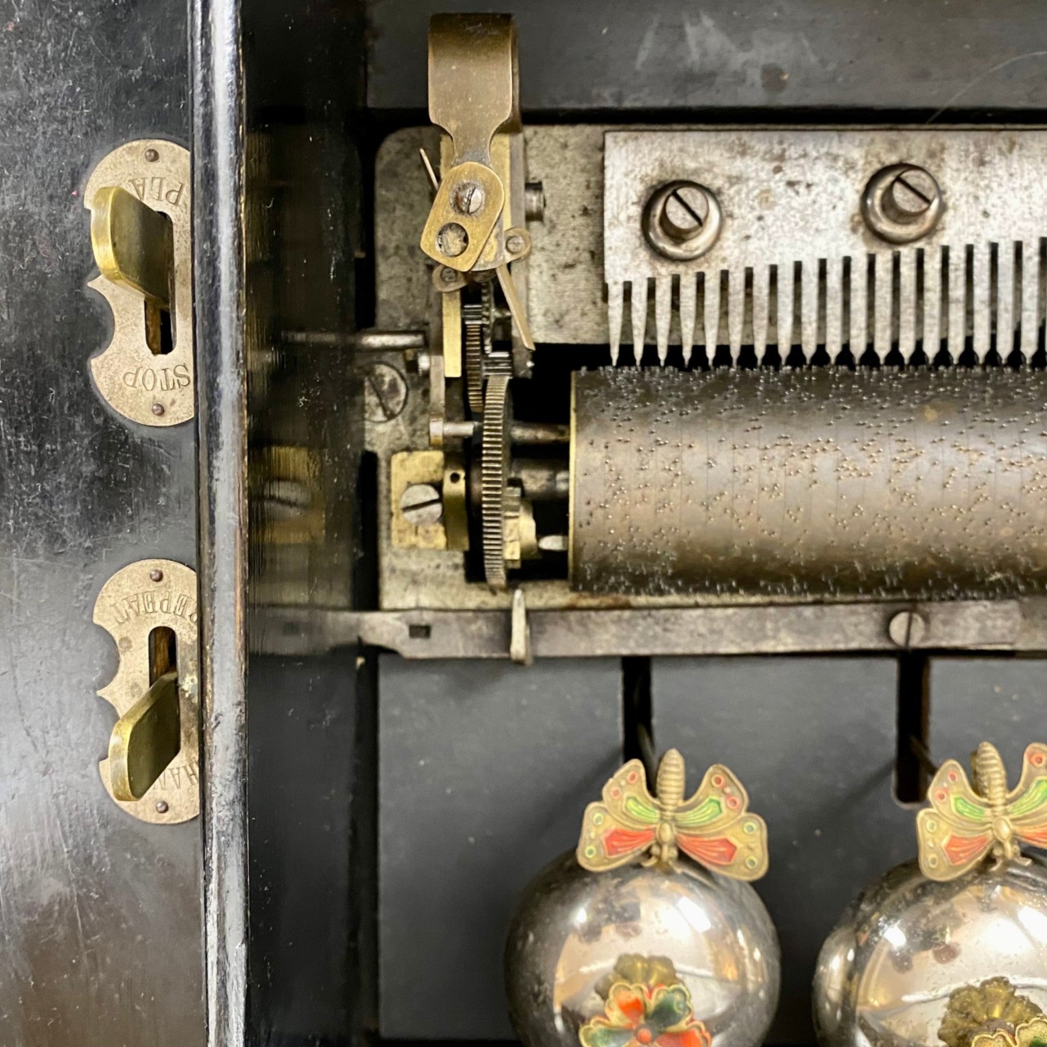 Music Box, Antique , with British Coat of Arms